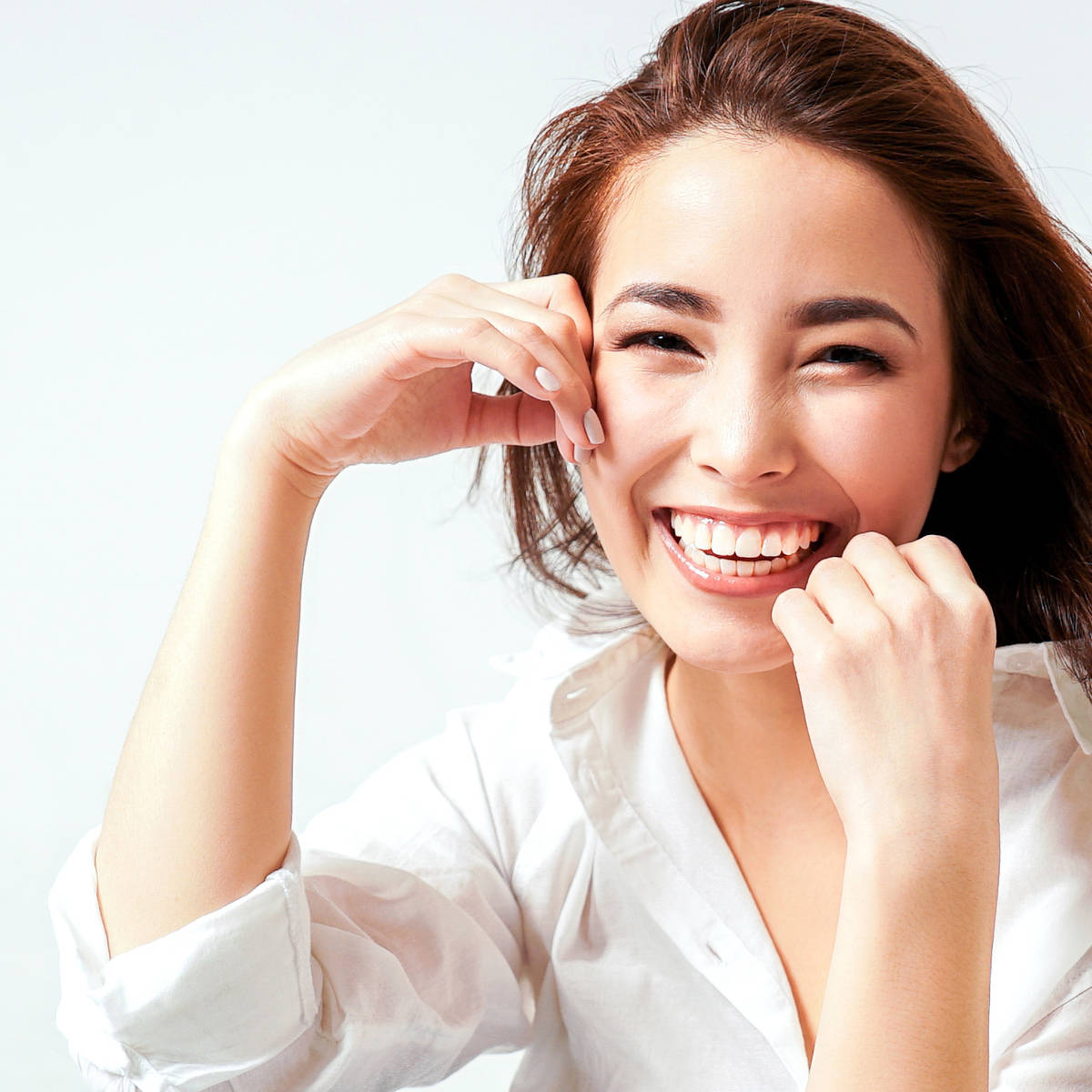 Beauty fashion portrait of smiling young woman